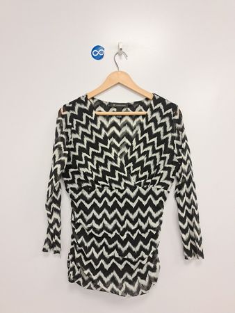 INC International Concepts Schwarz-weiß Chevron-Muster gerafftes transparentes Top