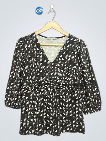 NY Collection Petite Damen Schwarzes V-Ausschnitt-Oberteil mit geometrischem Muster