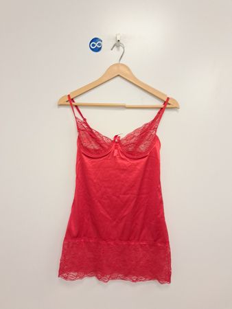 Rotes Slip-Kleid mit Spitzenbesatz