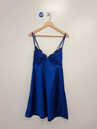 Blaues Satin-Slipkleid mit schwarzer Spitzenkante