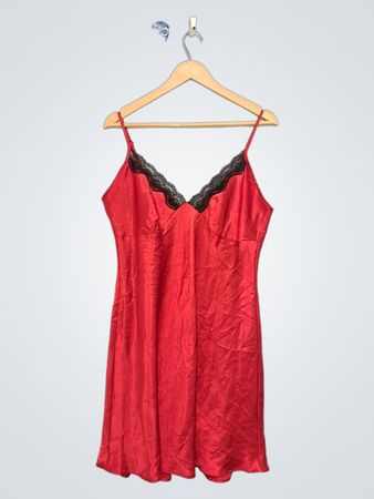 Rotes Slipkleid mit Spitzenbesatz