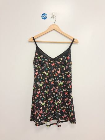 Schwarzes Slipkleid mit Schmetterlingsdruck