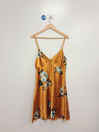 Satiniertes geblümtes Slip-Kleid