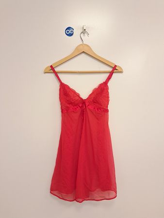 Rotes Babydoll-Negligé mit Spitzenbesatz