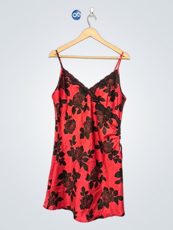 Rotes Slipkleid mit schwarzem Blumenmuster und Spitzenbesatz
