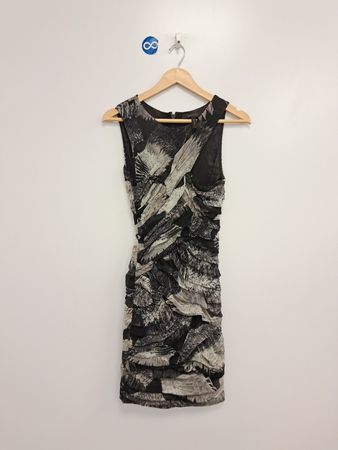 BCBGMAXAZRIA Schwarz-Weißer Federprint gerafftes ärmelloses Kleid