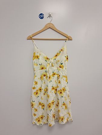Gelbes, geblümtes, gerafftes Trägerkleid