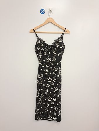 Schwarz-weiß bedrucktes Slipkleid mit Blumenmuster