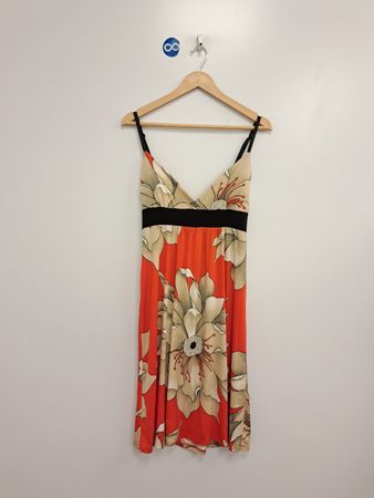 Orangefarbiges, mit Blumen bedrucktes Spaghettiträgerkleid mit schwarzem Bandakzent
