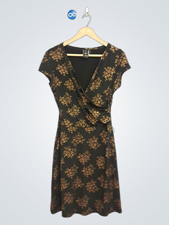 Classy Couture Schwarzes und goldenes Blumen-Wickelkleid