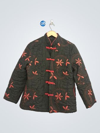 Schwarze gesteppte Jacke mit roter Stickerei