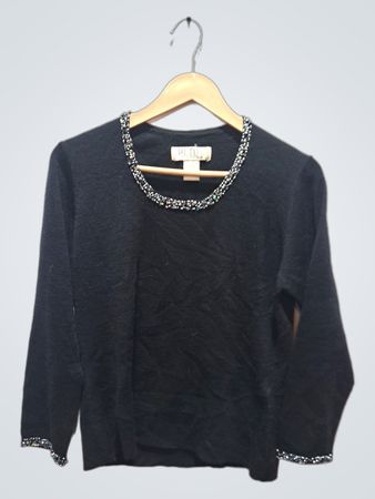 Petite Sophisticate schwarzer Pullover mit Perlenbesatz am Ausschnitt