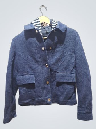 Marineblaue Jacke mit gestreiftem Kapuzenfutter