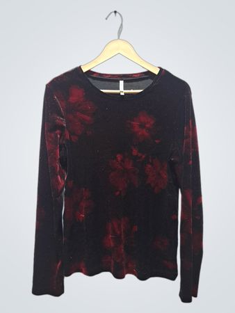 Schwarz-rotes, langärmeliges Oberteil mit Blumenmuster