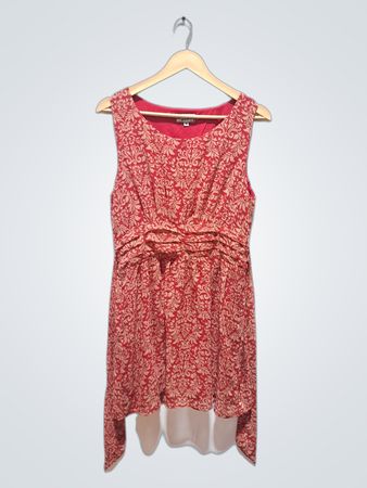 Rotes ärmelloses Oberteil mit Muster