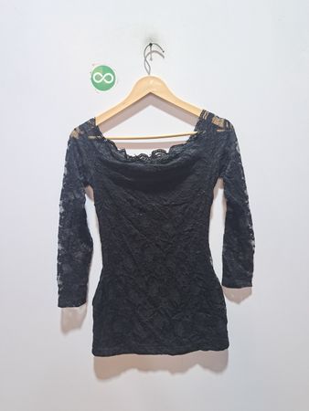 Schwarze Spitzen-Bluse mit Carmenausschnitt und langen Ärmeln