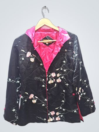 Schwarze bestickte Jacke mit rosa Futter