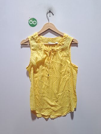 New York & Company Gelbe ärmellose Bluse mit gepunktetem Muster und Neckholder mit Schluppe