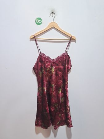 Sophia von Delicates Burgunderrotes Blumenmuster Negligee-Kleid mit Spitzenbesatz