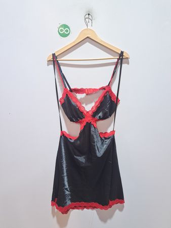 Schwarzes und rotes Spitzenbesatz-Cut-out-Negligé-Kleid