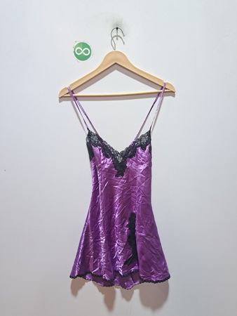 Lila Satin-Negligé mit schwarzem Spitzenbesatz