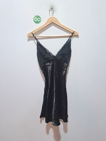 Schwarzes Satin-Negligé mit Spitzenbesatz