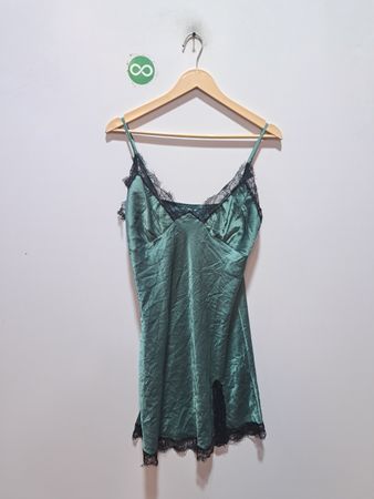 Grünes Satin-Unterkleid mit schwarzer Spitzenborte