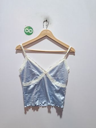 Blaue Satin-Camisole mit weißer Spitzenverzierung