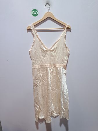 Helles Slipkleid mit Spitzensaum