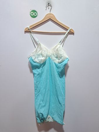 Türkisfarbener Slip mit weißer Spitzenbesatz