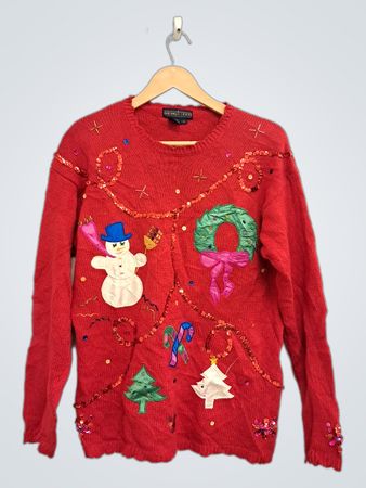 Der Rman Gest Red Ugly Christmas Sweater mit Schneemann, Kranz, Zuckerstangen und Weihnachtsbäumen