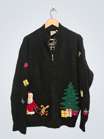 Schwarzer Weihnachtspullover mit Weihnachtsmann, Tannenbaum und Geschenken