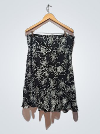 Notations schwarzer Midirock mit Blumenmuster