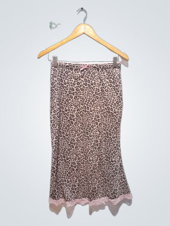 Leoprint-Midirock mit rosa Spitzenbesatz und Schleife