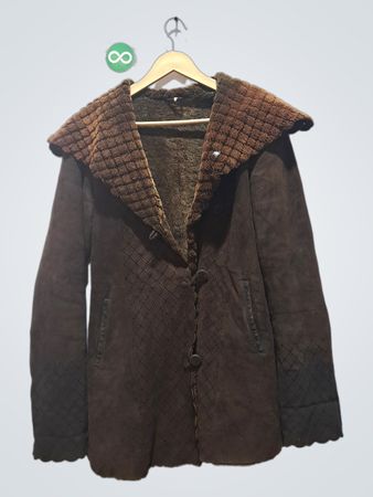 Brauner Wildledermantel mit strukturiertem Kragen