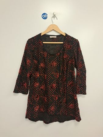 CJ Established 1982 Schwarzes rotes Blumen-Mesh-Top