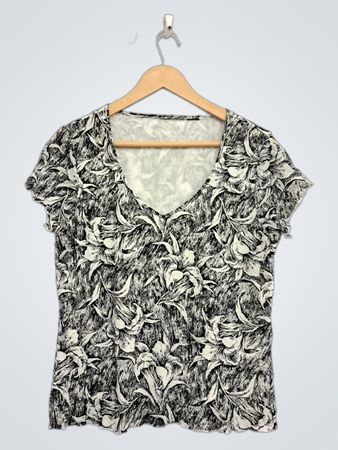 Schwarz-weißes T-Shirt mit Blumenmuster