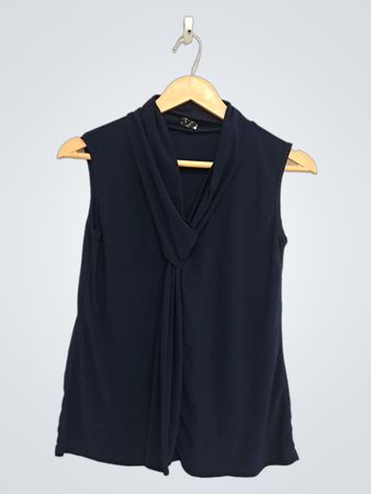Tiffany & Grace Marineblaues ärmelloses Oberteil mit drapiertem Ausschnitt