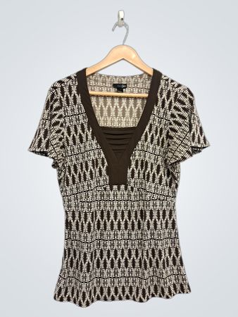 East 5th Damen T-Shirt mit V-Ausschnitt in Braun und geometrischem Print