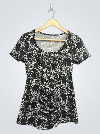 Schwarz-weißes Blumenprint-T-Shirt mit Raffungen