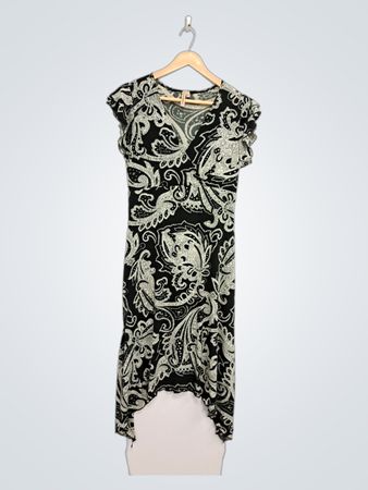 Geheimnisvolles Kleid mit schwarz-weißem Paisley-Muster