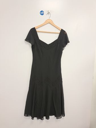 Schwarzes, mit Perlen besetztes Kleid mit V-Ausschnitt