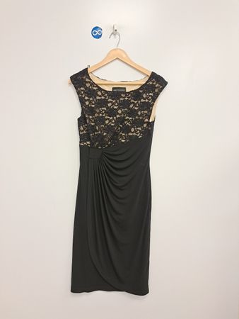 Schwarzes Spitzen-Overlay-Kleid