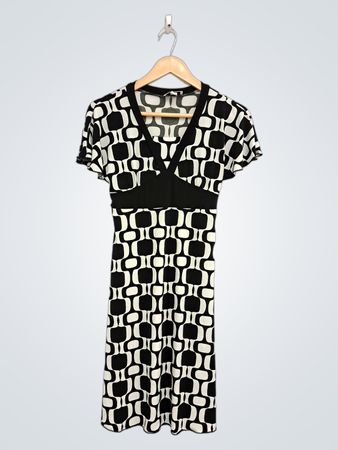 Schwarz-weißes geometrisches Kleid mit kurzen Ärmeln, V-Ausschnitt und Gürtel
