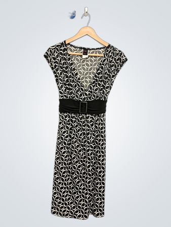 Wickelkleid mit schwarz-weißem Ovalprint und Gürtel