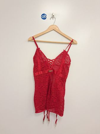 Rotes Spitzenkorsett mit Strapseinsatz
