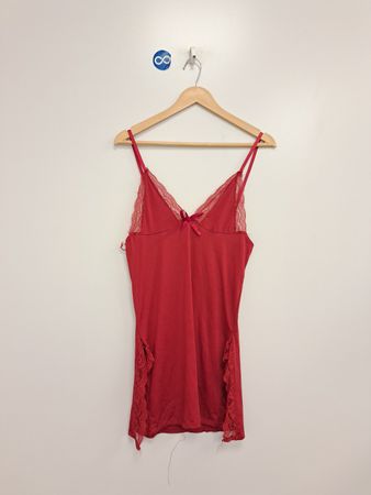 Slipkleid mit roter Spitzenborte