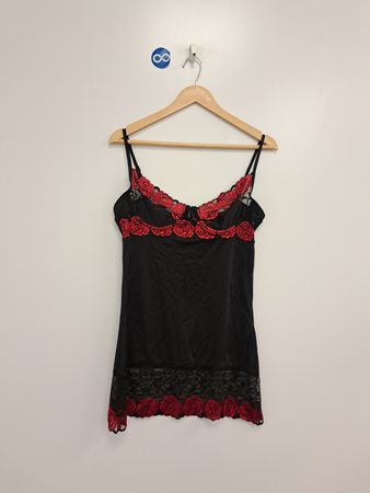 Schwarzes Slipkleid mit roter Spitze und Rosenbesatz