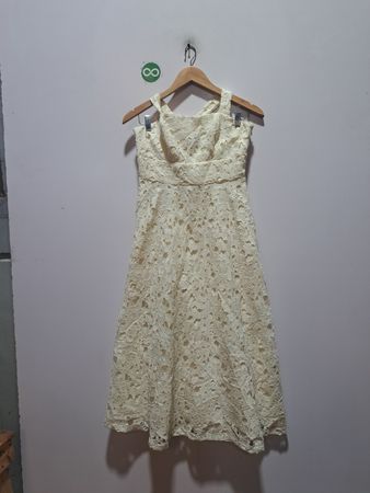 Weißes Spitzenkleid mit Neckholder