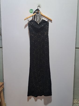 Schwarzes Spitzen-Abendkleid mit Neckholder-Ausschnitt